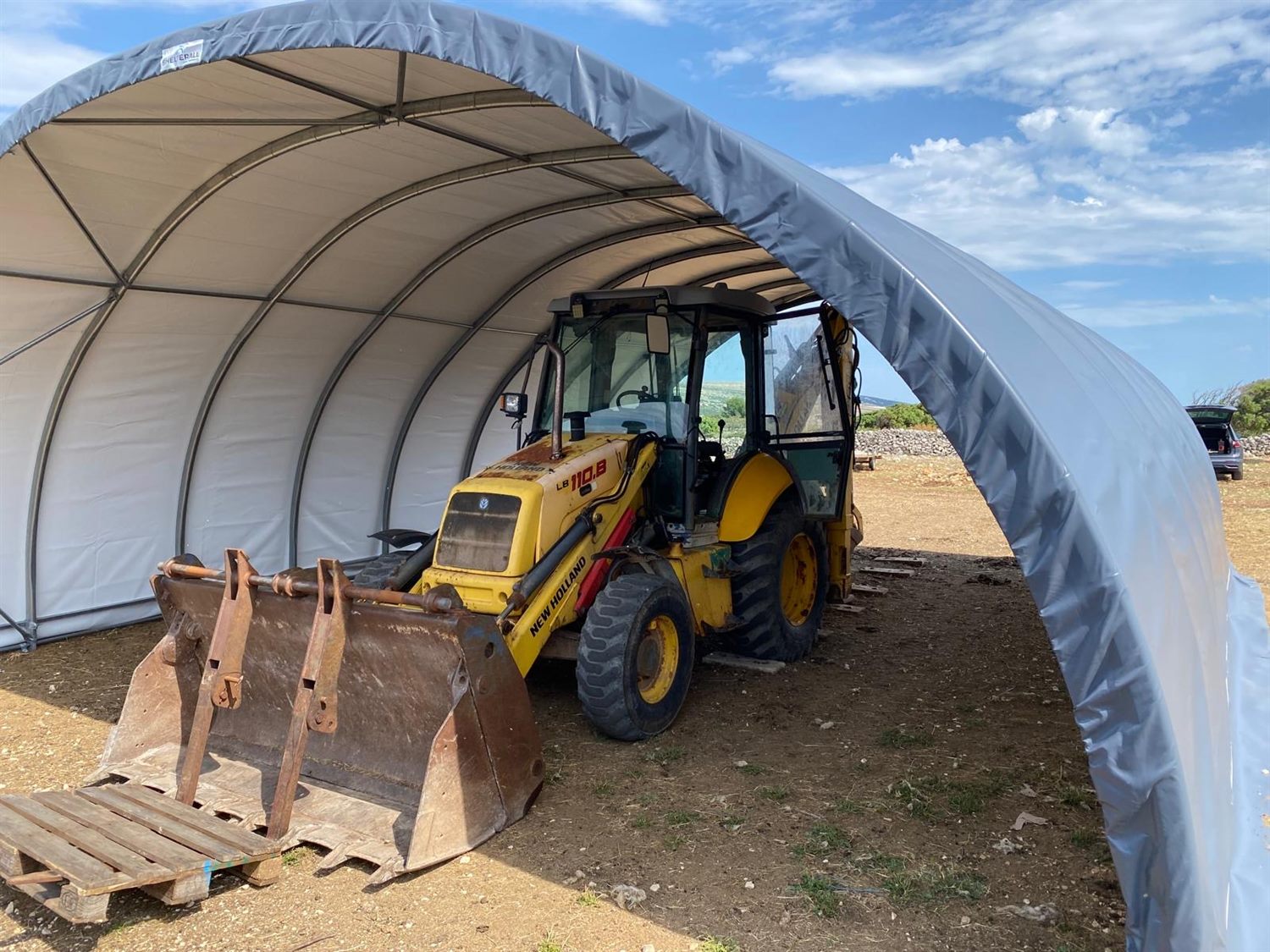 Finished tunnel sheltering the loader at the Gligora site